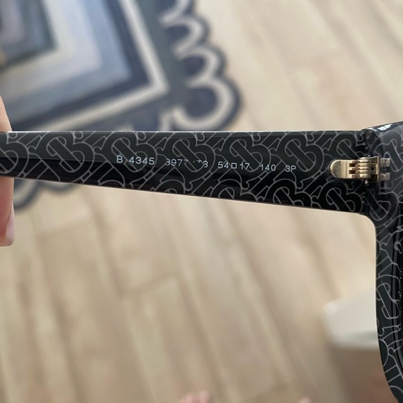 Polarized Burberry Black Sunglasses - Picture 7 of 7